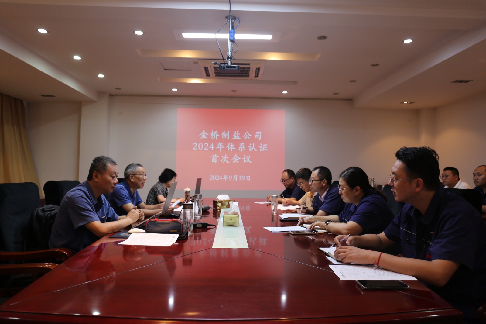 近日，金橋制鹽公司通過北京世標認證中心審核，給予食品安全管理體系、環(huán)境管理體系和職業(yè)健康安全管理體系認證“保持認證資格”的監(jiān)督審核結(jié)論，給予質(zhì)量管理體系認證“再次注冊”的再認證審核結(jié)論。通過審核，是對公司精細化管理成果的檢驗，促進公司內(nèi)控管理水平持續(xù)提升。（李曉月）